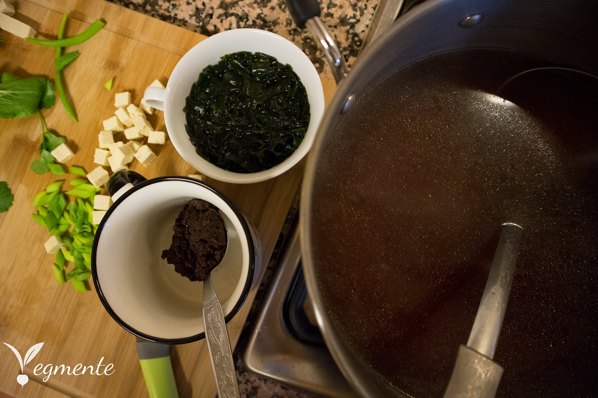 como fazer sopa miso vegana com tofu e algas